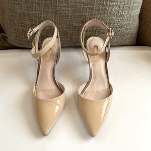 Louise et Cie dress shoe.  Lo-Esperance Bisque Kid Soft Patent. 8 1/2 M